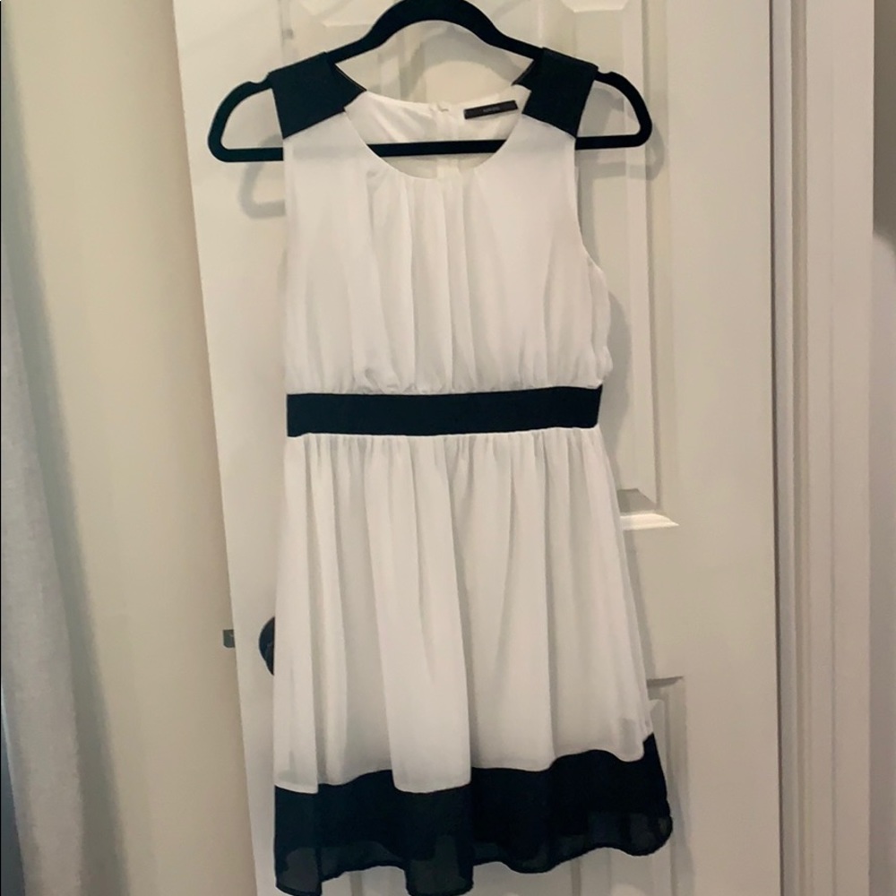 Sleeves black and white dress